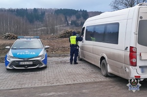 Na zdjęciu radiowóz oraz kontrolowany pojazd.