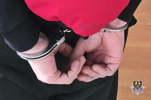 Na zdjeciu kajdanki na ręce zatrzymanego.