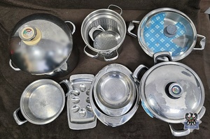 Na zdjęciu odzyskane garnki.