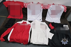 Na zdjęciu odzyskane stroje sportowe.