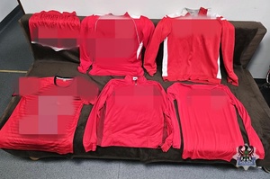 Na zdjęciu odzyskane stroje sportowe.