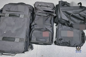 Na zdjęciu odzyskane torby sportowe.