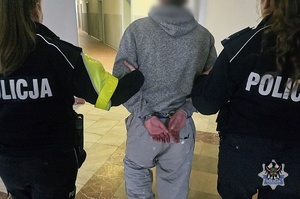 Na zdjęciu policjantki prowadzą zatrzymanego mężczyznę.
