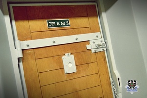 Łapówka miała załatwić sprawę. Kobieta trafiła do policyjnej celi, a później usłyszała zarzut