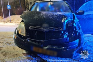 Na zdjęciu uszkodzony w wyniku kolizji samochód.