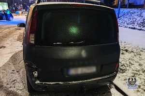 Na zdjęciu uszkodzony w wyniku kolizji samochód.