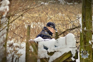 Na zdjęciu policjant w trakcie patrolu rejonu służbowego zimą.