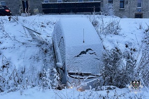 Na zdjęciu uszkodzony w wyniku kolizji drogowej samochód osobowy.