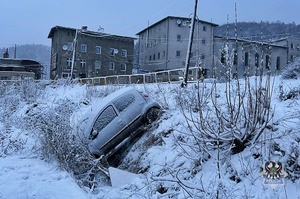 Jest bardzo ślisko na ulicach Wałbrzycha i powiatu wałbrzyskiego. Policjanci ponownie apelują o ostrożność na drogach