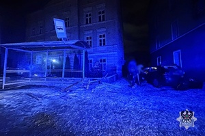 Na zdjęciu uszkodzony w wyniku kolizji drogowej samochód osobowy.