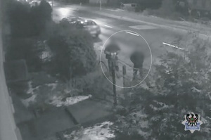 Screen z monitoringu budynku ze sprawcami kradzieży.