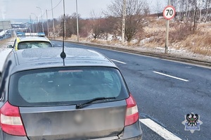 Na zdjęciu kontrolowany samochód oraz radiowóz.