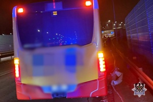 Na zdjęciu uszkodzony w wyniku kolizji drogowej autobus.