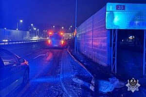 57-latek wjechał autobusem w latarnię uliczną, barierki oraz znak drogowy. Na szczęście nikomu nic się nie stało