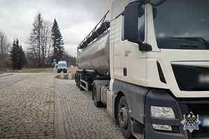 Na zdjęciu przykładowy samochód ciężarowy i radiowóz.