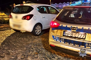 Na zdjęciu radiowóz oraz kontrolowany samochód.