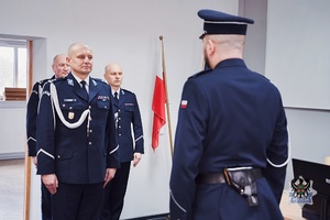 Na zdjęciu policjanci podczas oficjalnej uroczystości.