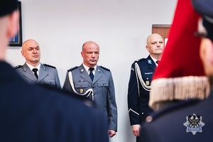 Na zdjęciu policjanci podczas oficjalnej uroczystości.