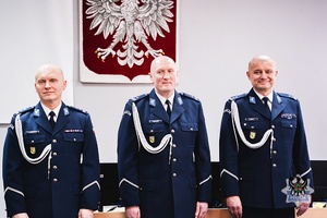 Na zdjęciu policjanci podczas oficjalnej uroczystości.