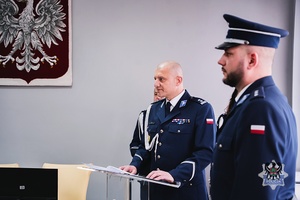 Na zdjęciu policjanci podczas oficjalnej uroczystości.