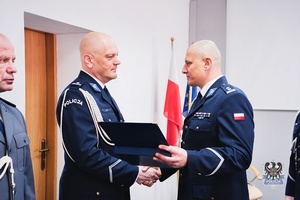 Na zdjęciu policjanci podczas oficjalnej uroczystości.