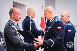 Na zdjęciu policjanci podczas oficjalnej uroczystości.