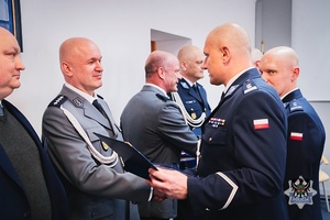 Na zdjęciu policjanci podczas oficjalnej uroczystości.