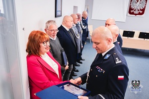 Na zdjęciu policjanci podczas oficjalnej uroczystości.