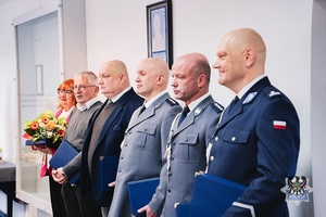 Na zdjęciu policjanci podczas oficjalnej uroczystości.