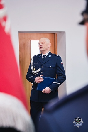 Na zdjęciu policjanci podczas oficjalnej uroczystości.