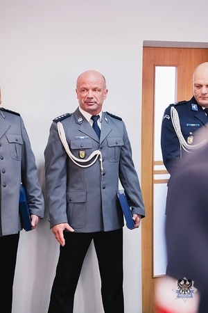 Na zdjęciu policjanci podczas oficjalnej uroczystości.