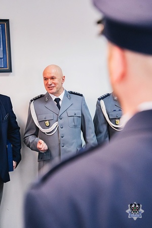 Na zdjęciu policjanci podczas oficjalnej uroczystości.