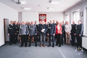 Na zdjęciu policjanci podczas oficjalnej uroczystości.