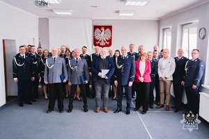 Na zdjęciu policjanci podczas oficjalnej uroczystości.