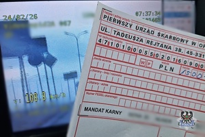 Na zdjęciu blankiem mandatu karnego na tle ujęcia z wideorejestratora.