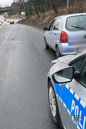 Na zdjęciu radiowóz oraz kontrolowany samochód