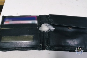 Poszukiwany do odbycia kary więzienia za wcześniejsze posiadanie narkotyków, ponownie miał je przy sobie