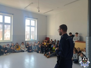 zdajcia ze spotkania policjanta z uczniami