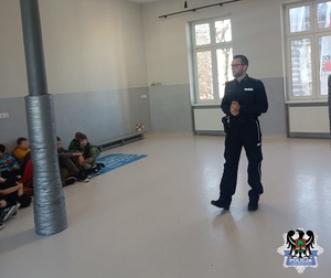 zdajcia ze spotkania policjanta z uczniami