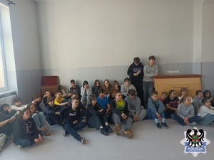 zdajcia ze spotkania policjanta z uczniami