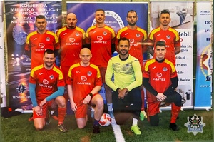 Policjanci wałbrzyskiej komendy ze srebrnymi medalami podczas turnieju piłkarskiego we Wrocławiu