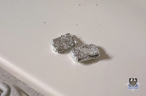 Na zdjęciu zawiniątka z narkotykami.