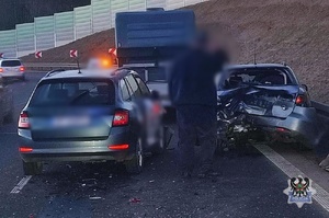 Na zdjęciu uszkodzone w wyniku kolizji drogowej pojazdy.