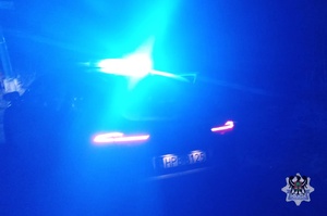 Na zdjęciu policyjny radiowóz w porze nocnej.