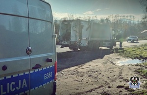 Na zdjęciu policjantka podczas kontroli stanu trzeźwości kierujacego.