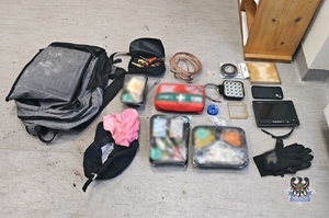 Włamali się do samochodu – szybka reakcja policjantów doprowadziła do zatrzymania trzech osób i odzyskania skradzionego mienia