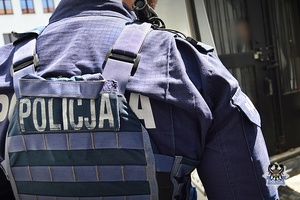 Na zdjęciu policjant wykonujący czynności z zatryzmanym.