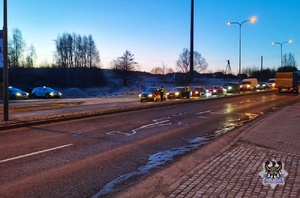 Na zdjęciu policjanci podczas kontroli stanu trzeźwości kierujących.