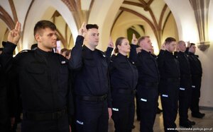 Na zdjęciu policjanci w trakcie ślubowania.