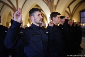 Na zdjęciu policjanci w trakcie ślubowania.